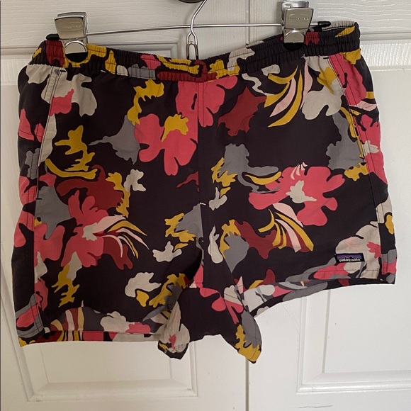 Patagonia Black and Pink Floral Short - Picture 5 of 7